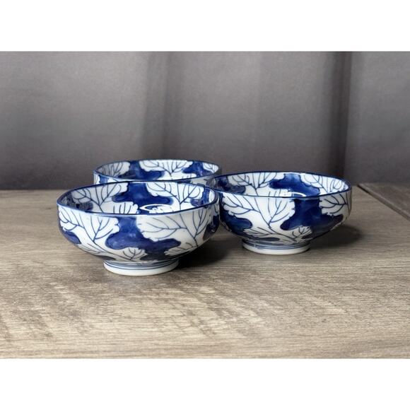 3 of 4 1/4" OMC Blue & White Porcelain Bowl, Hand Painted Flower & Leaves Japan - Picture 5 of 9